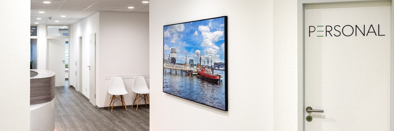 Ostseekai in Kiel mit der Queen Mary II im Fine Art Print eines Tom Körber Motivs
