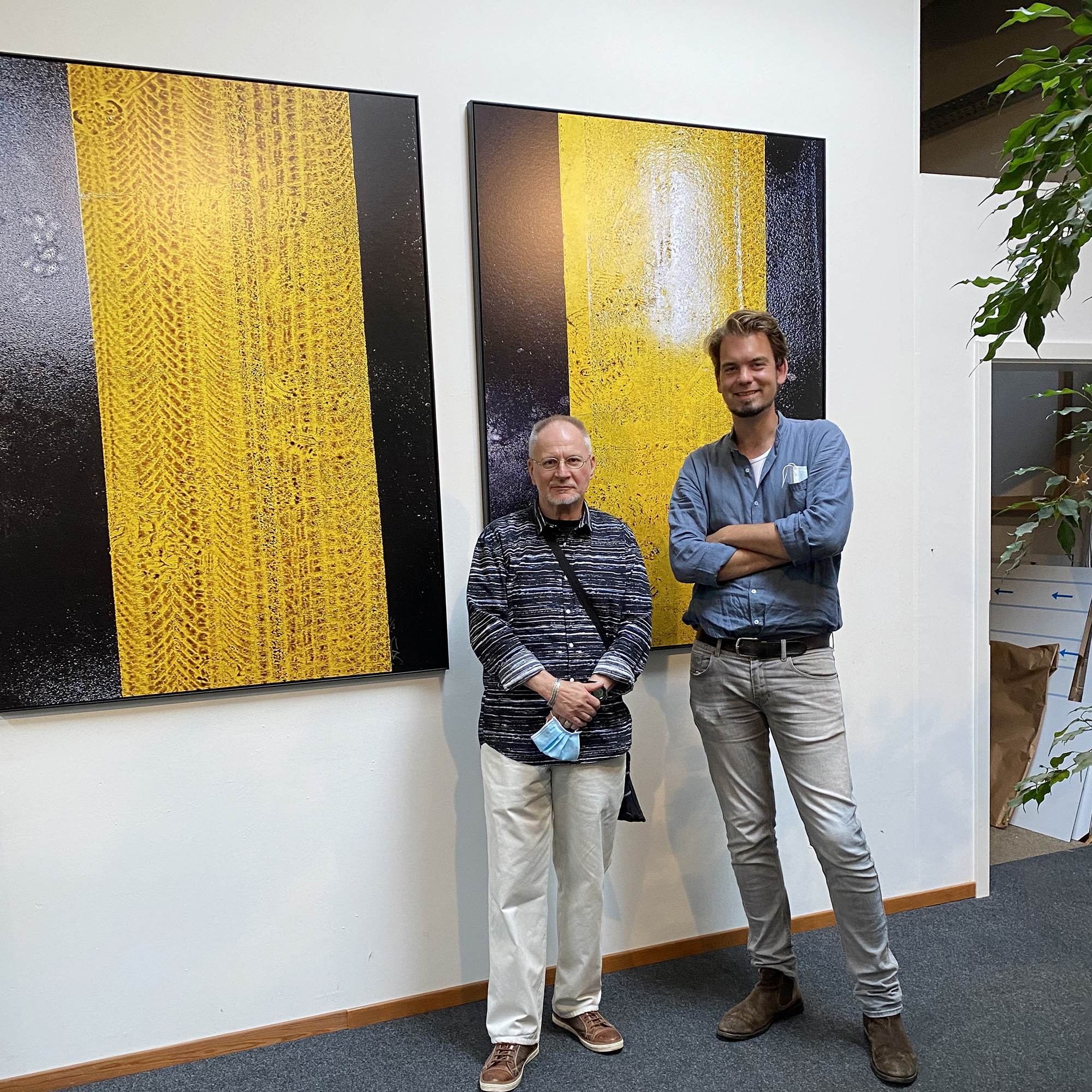 Janusz Dittloff und Marius Gosch vor den Großformatdrucken