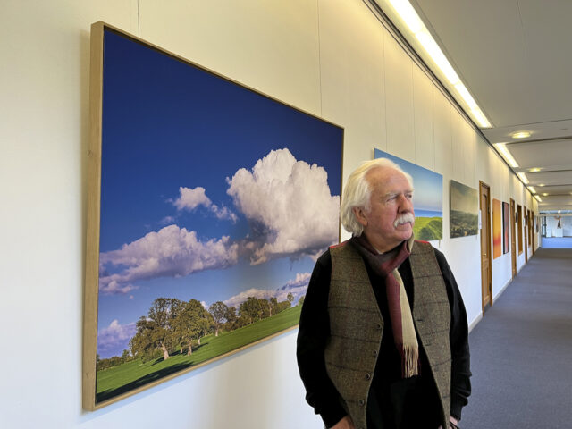 Heinz Teufel vor seinem Werk "Weite" in der Akademie Sankelmark - Ausstellung von IBGosch