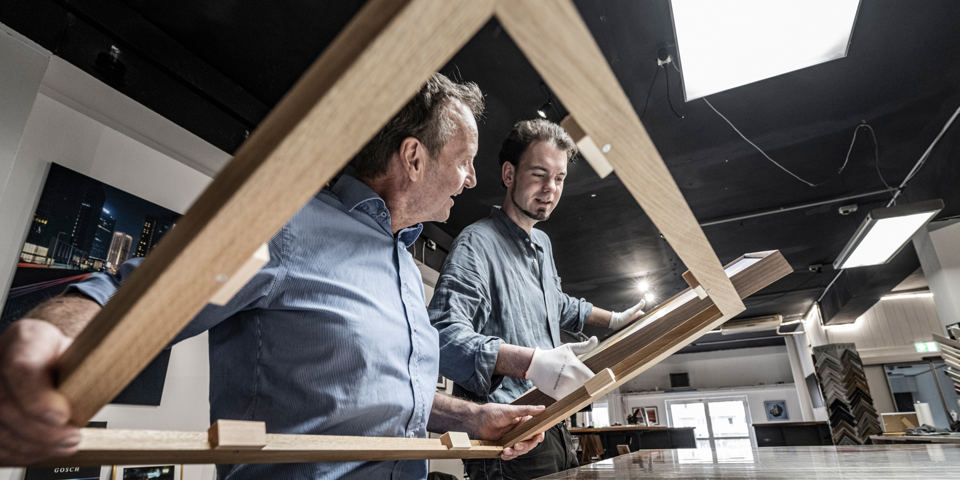 Schattenfugenrahmen aus Eiche im Druck- und Einrahmungsstudio IB Gosch in Kiel