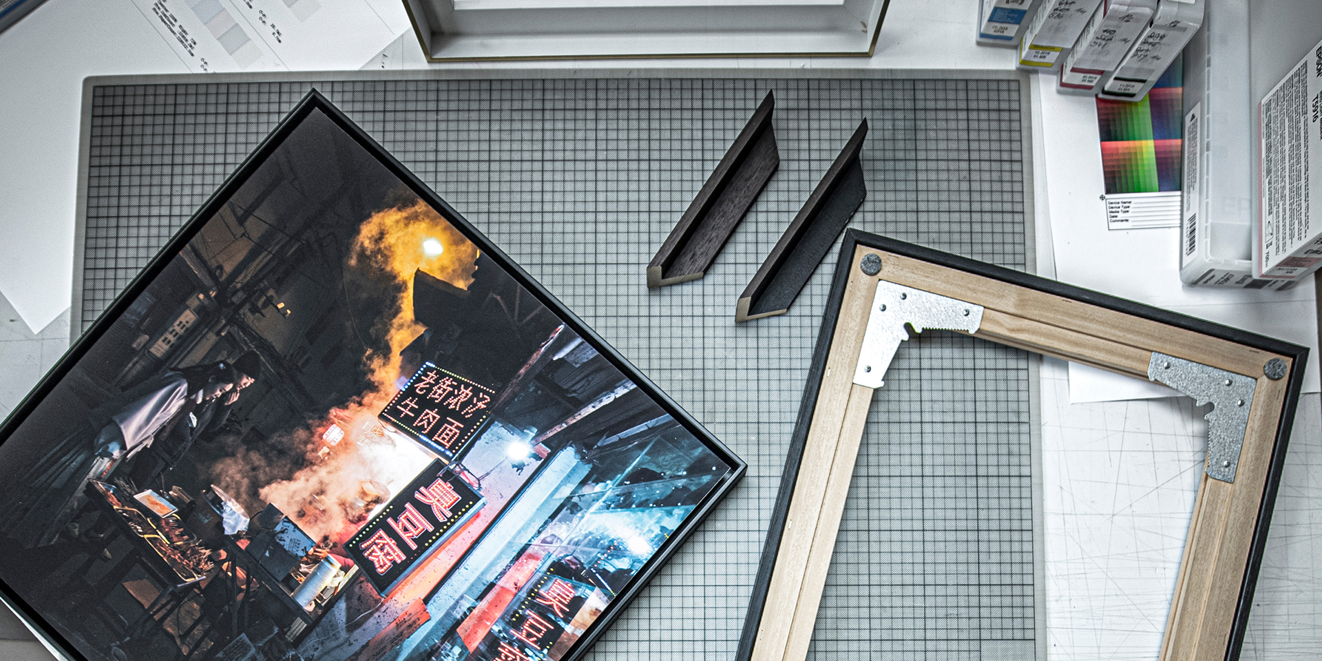 Ein fineArt object Aluverbund mit einem Motiv von Fotokünstler Oliver Fluck, gerahmt im Schattenfugenrahmen mit schmaler Leiste