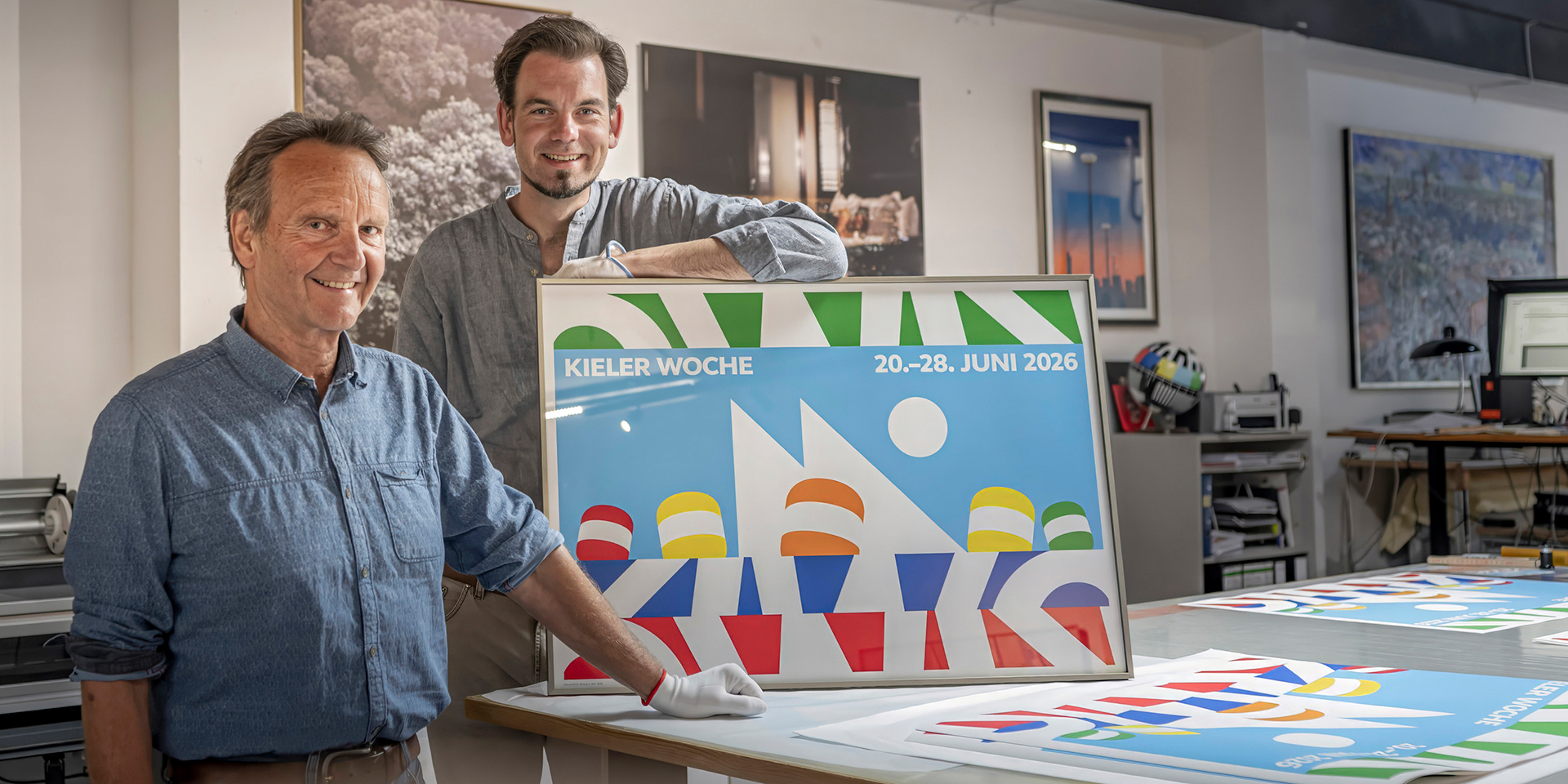 Erik Brandt wird die Auflage von 132 Stück am 21.06.2026 auf dem Kieler Rathausplatz signieren. IB Gosch druckt die Edition.